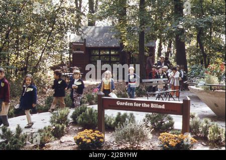 High Rock Park, à Staten Island, possède des sentiers écologiques, des réserves fauniques et un jardin pour les aveugles. Les enfants de l'école sont des visiteurs fréquents. Le groupe illustré ici est de PS 163, New York City ca. 1973 Banque D'Images