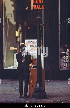 L'homme afro-américain se trouve au coin de la rue, à Birmingham, Alabama, Californie. 1972 Banque D'Images