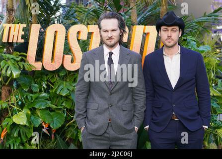 Adam Nee (à gauche) et Aaron Nee arrivent pour la première britannique de Lost City à Cineworld Leicester Square, dans le centre de Londres. Date de la photo: Jeudi 31 mars 2022. Banque D'Images