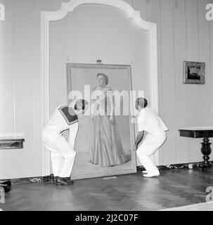 La suspension d'un portrait d'État de la reine Juliana dans la résidence royale de fort Amsterdam à Willemstad ca. Octobre 1955 Banque D'Images