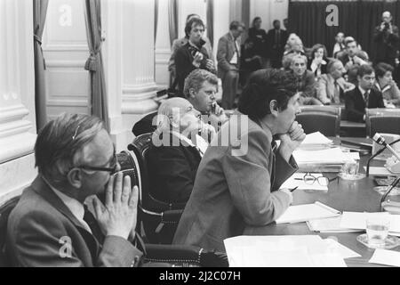 Débat de la Chambre des représentants sur l'ordre de base manqué, le Cabinet ca. 3 juin 1976 Banque D'Images