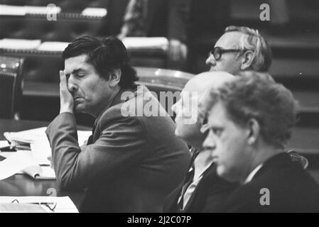 Débat de la Chambre des représentants sur l'ordre de base manqué, 7, 8, Den Uyl titres ca. 3 juin 1976 Banque D'Images