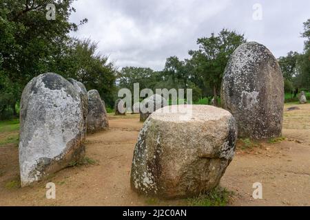 Vue sur les Cromlech du complexe mégalithique Almendres dans la région de l'Alentejo au Portugal Banque D'Images