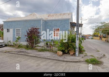 Maison avec façade en bois bleu clair et encadrement blanc dans la banlieue de Willemstad, Curaçao Banque D'Images