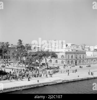 Arrivée du navire Esperia dans le port de Brindisi ca: Mai 1953 Banque D'Images