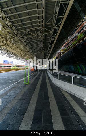 Recife, PE, Brésil - 19 octobre 2021 : zone extérieure de l'aéroport international de Recife, REC, Guarararapes - Gilberto Freyre. Banque D'Images