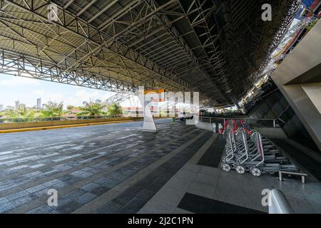 Recife, PE, Brésil - 19 octobre 2021 : zone extérieure de l'aéroport international de Recife, REC, Guarararapes - Gilberto Freyre. Banque D'Images