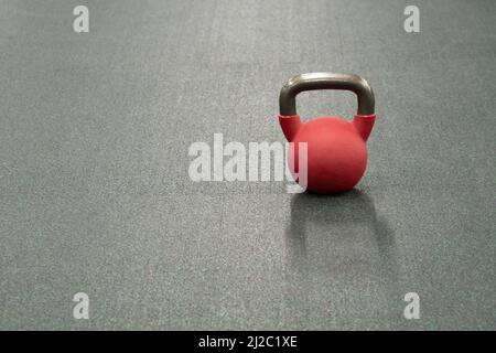 Poids jaune kettlebell isolé blanc, de la forme de gym dans lourd de l'entraînement de métal, la forme de pluie. Club coloré de Pace, haltère de compétition noir Banque D'Images