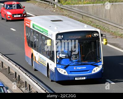 Taffs Well, près de Cardiff, pays de Galles - Mars 2022: Bus de service public exploité par Stagecoach sur la route à deux voies A470. Banque D'Images