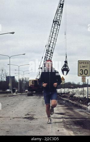 Jogging le long du lac Michigan à Evanston. La grue en arrière-plan répare les dommages causés par la tempête. 1973 Banque D'Images