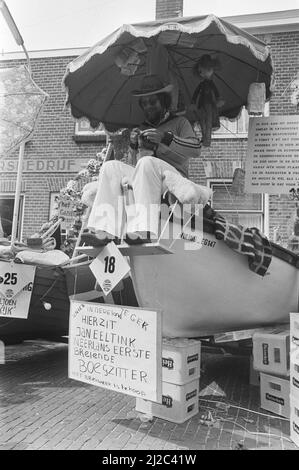 Arc de compétition assis à Egmond aan Zee, un pull Bow seater ca. 12 juin 1976 Banque D'Images