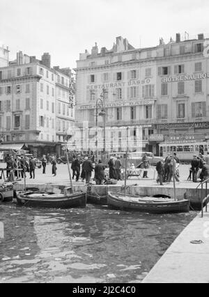 Le port de Marseille avec des hôtels en arrière-plan ca: 1935 Banque D'Images