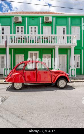 Rouge brillant Citroën 2CV dans les rues de Willemstad, Curaçao Banque D'Images