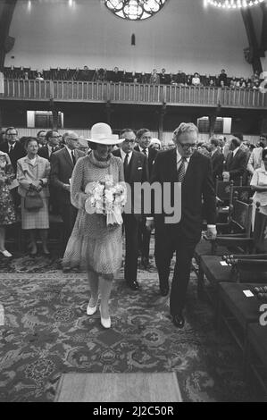 La princesse Beatrix et le prince Claus à l'anniversaire 175th de la loi sur L.O. à Ridderzaal, arrivée ca. 14 juin 1976 Banque D'Images