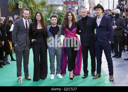 (De gauche à droite) Adam Nee, producteur Liza Chasin, Daniel Radcliffe, Sandra Bullock, Channing Tatum et Aaron Nee arrivent pour la première britannique de The Lost City à Cineworld Leicester Square, dans le centre de Londres. Date de la photo: Jeudi 31 mars 2022. Banque D'Images