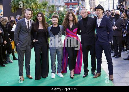 (De gauche à droite) Adam Nee, producteur Liza Chasin, Daniel Radcliffe, Sandra Bullock, Channing Tatum et Aaron Nee arrivent pour la première britannique de The Lost City à Cineworld Leicester Square, dans le centre de Londres. Date de la photo: Jeudi 31 mars 2022. Banque D'Images