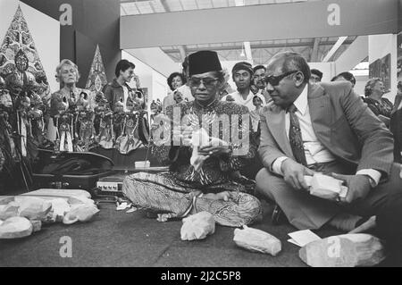 Pasar Malam ouvert par l'ambassadeur Sutopo Yuwono Projohandoko à la Haye, Sutopo Yuwono Projohandoko et le sculpteur de poupées de wayang ca. 18 juin 1976 Banque D'Images