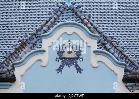 L'œil de la Providence représenté sur la façade nord de l'église Saint-Élisabeth (Kostol svätej Alžbety), communément connue sous le nom d'église bleue (Modrý kostolík) à Bratislava, Slovaquie. L'église conçue par l'architecte hongrois Ödön Lechner a été construite entre 1909 et 1913 dans le style sécessionniste hongrois. Banque D'Images