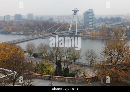 Pont du soulèvement national slovaque (la plupart des Slovenského národného povstoria) également connu sous le nom de pont SNP (la plupart des SNP) sur le Danube conçu par l'architecte moderniste slovaque Jozef Lacko (1967-1972) à Bratislava, Slovaquie. Les immeubles d'appartements du quartier de Petržalka sont vus en arrière-plan. Banque D'Images