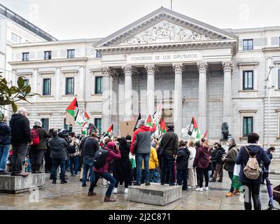 Madrid - Espagne, le 30 mars 2022 - les gens manifestent devant le Congrès espagnol des députés à Madrid pour le Sahara libre Banque D'Images