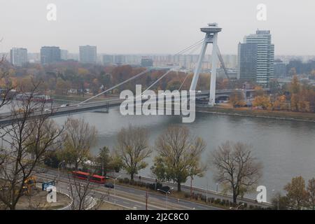 Pont du soulèvement national slovaque (la plupart des Slovenského národného povstoria) également connu sous le nom de pont SNP (la plupart des SNP) sur le Danube conçu par l'architecte moderniste slovaque Jozef Lacko (1967-1972) à Bratislava, Slovaquie. Les immeubles d'appartements du quartier de Petržalka sont vus en arrière-plan. Banque D'Images