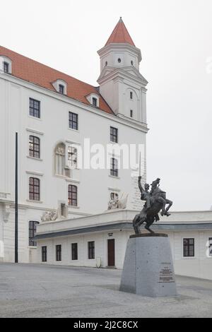 Mémorial au prince Svatopluk de la Grande Moravie conçu par le sculpteur slovaque Ján Kulich (2008) et dévoilé en 2010 devant le château de Bratislava (Bratislava lavský hrad) à Bratislava, Slovaquie. Banque D'Images