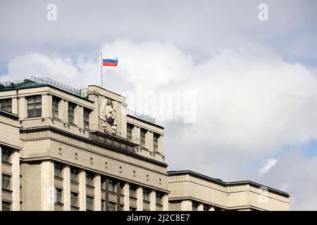 Drapeau russe sur le bâtiment du Parlement à Moscou sur fond de ciel bleu et de nuages blancs, autorités russes Banque D'Images