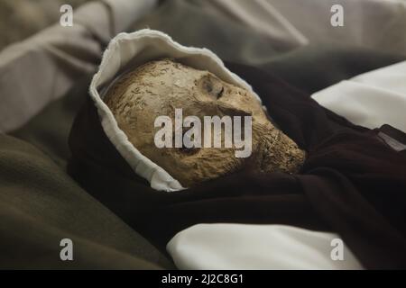 Momie féminine exposée dans la crypte de Memento Mori dans le musée Tragor Ignác (Tragor Ignác Múzeum) à Vác, en Hongrie. Les bons corps momifiés conservés datant de 1730 à 1830 ont été trouvés dans la crypte voisine de l'Église dominicaine en 1994. Plusieurs momies ont été transférées pour être exposées dans la crypte de Memento Mori dans le musée local. Banque D'Images