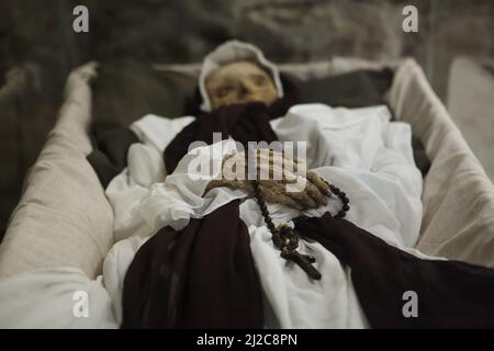 Momie féminine exposée dans la crypte de Memento Mori dans le musée Tragor Ignác (Tragor Ignác Múzeum) à Vác, en Hongrie. Les bons corps momifiés conservés datant de 1730 à 1830 ont été trouvés dans la crypte voisine de l'Église dominicaine en 1994. Plusieurs momies ont été transférées pour être exposées dans la crypte de Memento Mori dans le musée local. Banque D'Images