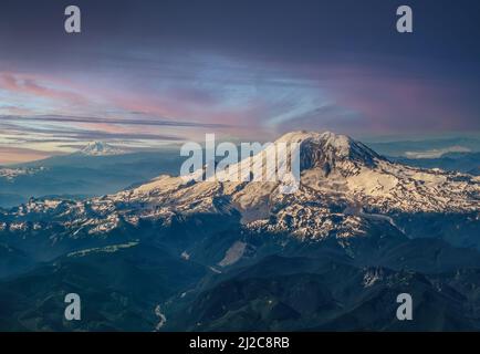 Vue sur le Mont Rainier depuis un avion commercial survolant l'État de Washington Banque D'Images