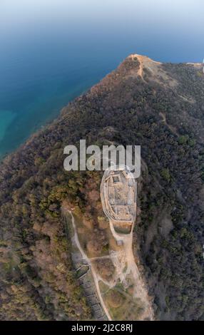 Lac de Garde, Italie. Photographie de drones aériens. Vue verticale de rocca di manerba dans les montagnes d'arrière-plan, île de san biagio, île de garda à haute al Banque D'Images