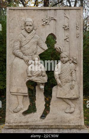 Mémorial consacré aux Hongrois tombés pendant la première et la deuxième guerre mondiale dans le village de Vácrátót en Hongrie. Le mémorial conçu par le sculpteur hongrois Böjte Horváth István a été dévoilé en octobre 2014. Banque D'Images