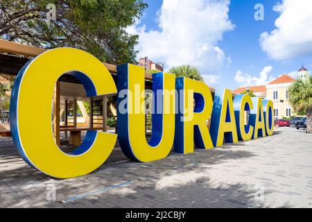 CURAÇAO écrit en grandes lettres jaunes et bleues dans le centre-ville de Willemstad Banque D'Images