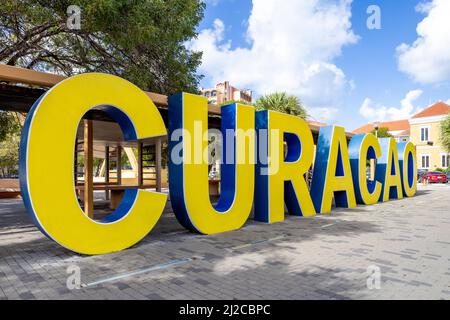 CURAÇAO écrit en grandes lettres jaunes et bleues dans le centre-ville de Willemstad Banque D'Images