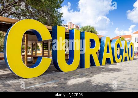 CURAÇAO écrit en grandes lettres jaunes et bleues dans le centre-ville de Willemstad Banque D'Images