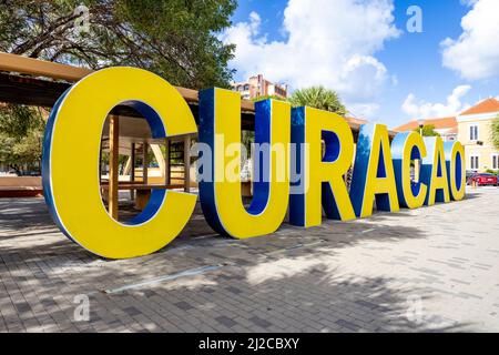 CURAÇAO écrit en grandes lettres jaunes et bleues dans le centre-ville de Willemstad Banque D'Images