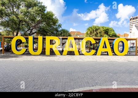 CURAÇAO écrit en grandes lettres jaunes et bleues dans le centre-ville de Willemstad Banque D'Images