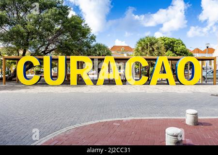 CURAÇAO écrit en grandes lettres jaunes et bleues dans le centre-ville de Willemstad Banque D'Images