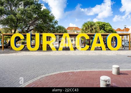 CURAÇAO écrit en grandes lettres jaunes et bleues dans le centre-ville de Willemstad Banque D'Images