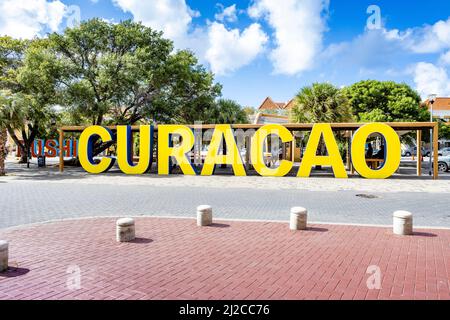 CURAÇAO écrit en grandes lettres jaunes et bleues dans le centre-ville de Willemstad Banque D'Images