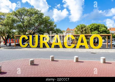 CURAÇAO écrit en grandes lettres jaunes et bleues dans le centre-ville de Willemstad Banque D'Images