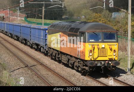 Colas Rail Freight a fait la promotion de la classe 56, 56 302, passant Woodacre près de Garstang dans le Lancashire sur le WCML le vendredi 31st mars 2022 avec un train de marchandises. Banque D'Images