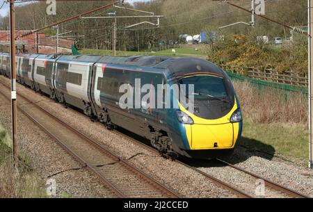 Avanti West Coast pendolino Electric multiple Unit. Numéro 390 114, sur la West Coast main Line à Woodacre près de Garstang, Lancashire 31st mars 2022. Banque D'Images