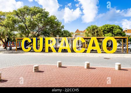 CURAÇAO écrit en grandes lettres jaunes et bleues dans le centre-ville de Willemstad Banque D'Images