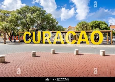 CURAÇAO écrit en grandes lettres jaunes et bleues dans le centre-ville de Willemstad Banque D'Images