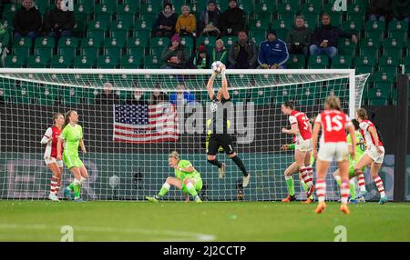 Wolkswagen Arena, Wolfsburg, Allemagne. 31st mars 2022. Almuth Schult de VFL Wolfsburg attrape le ballon pendant VFL Wolfsburg contre Arsenal WFC, UEFA Women's Champions League, à Wolkswagen Arena, Wolfsburg, Allemagne. Kim Price/CSM/Alamy Live News Banque D'Images