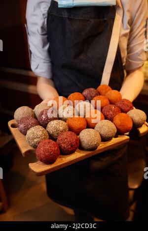 Le fromage de Beffer Knolle sous forme de petites boules.Petites boules de fromage dur suisse Beffer Knolle.Concept de délicatesse du fromage suisse.Mise au point sélective Banque D'Images