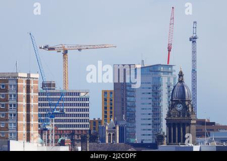 Une nouvelle grue à tour est installée sur un chantier de construction de la rue Merrion au centre-ville de Leeds Banque D'Images