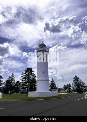 Un phare de Kiama sous le ciel bleu construit en 1887 près du bassin de Robertson, Kiama NSW Australie Banque D'Images