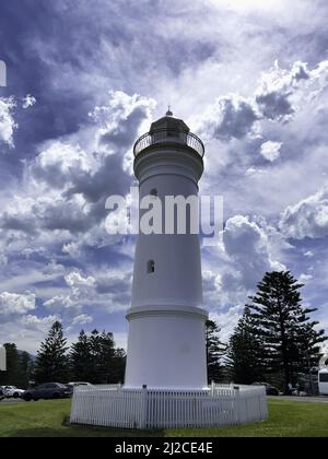 Un phare de Kiama sous le ciel bleu construit en 1887 près du bassin de Robertson, Kiama NSW Australie Banque D'Images